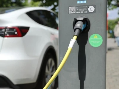 Japanese Carmakers Shift Focus To Hybrids Amid Global Electromobility Challenges